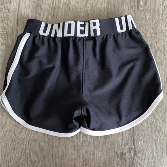 Girls Heat Gear Black Under Armour Shorts - Picture 4 of 5